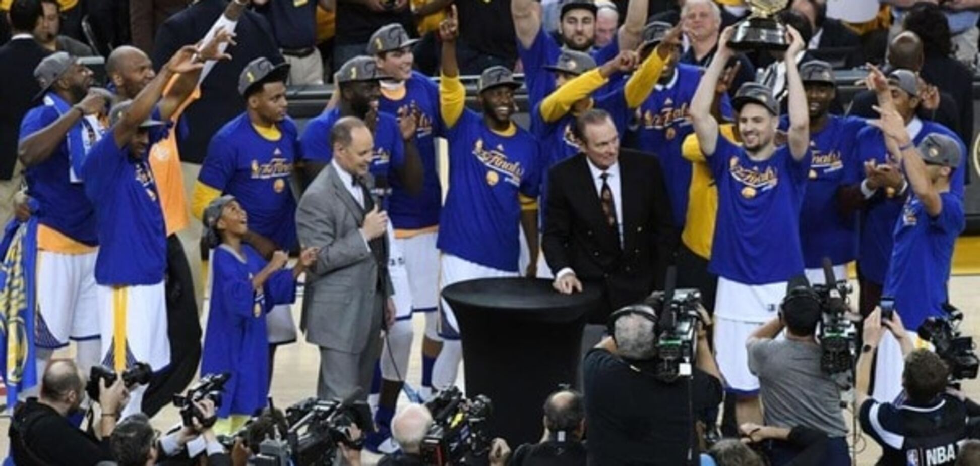 Чемпион НБА получил Кубок за победу в Западной конференции: фото и видео награждения
