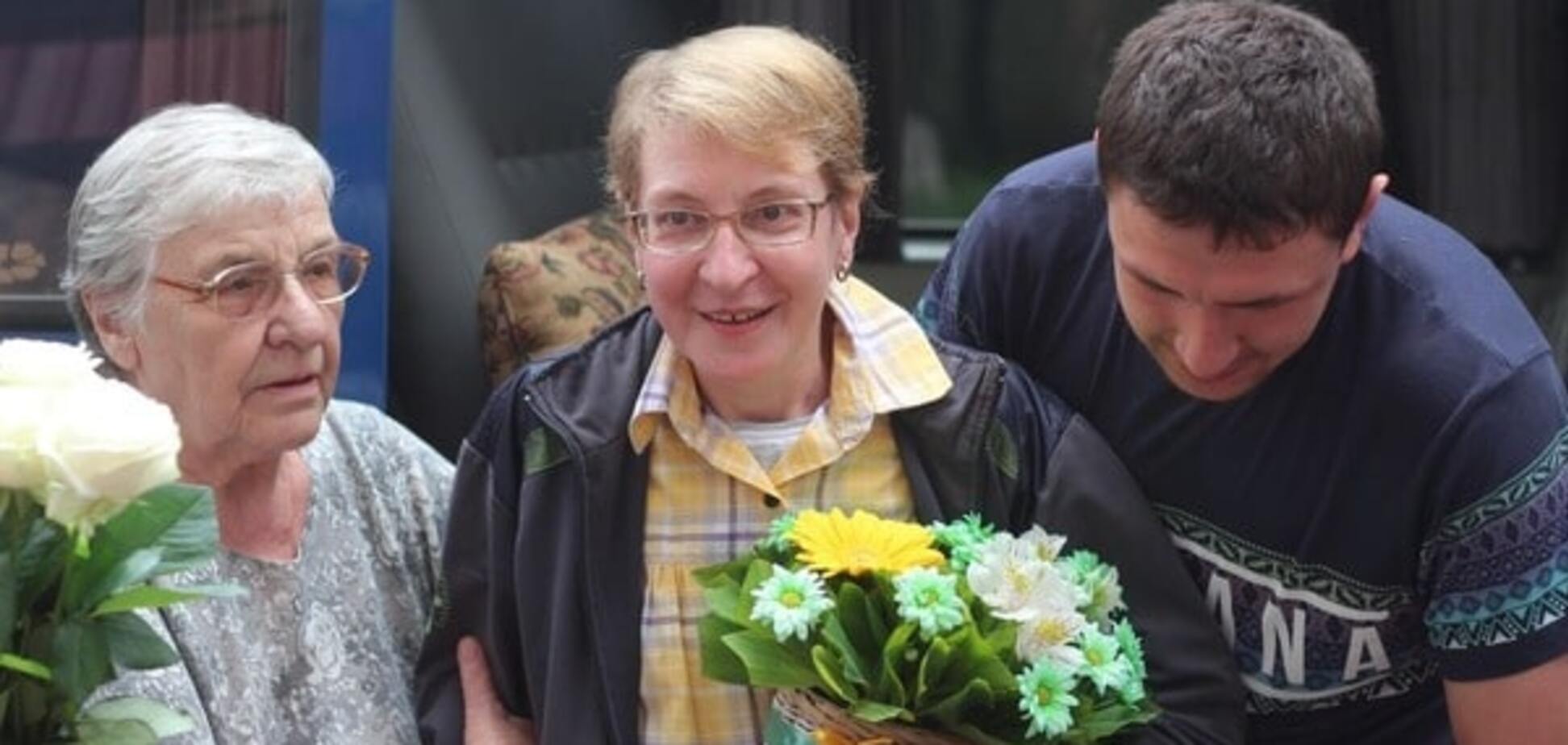 Медик із Луцька, яка рятувала українських кіборгів, повернулась з лікування закордоном. Відео