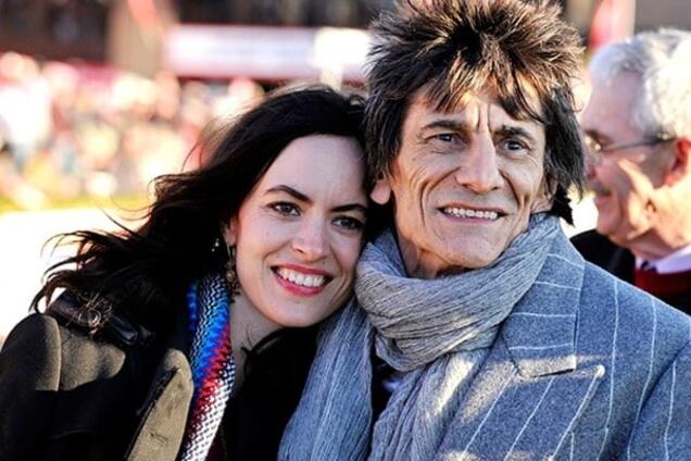 68-летнему гитаристу The Rolling Stones молодая жена родила близняшек