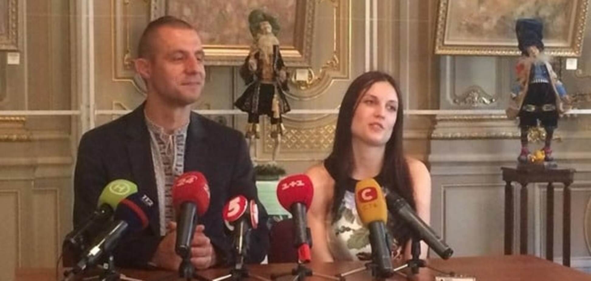 Хочет на море: козак Гаврилюк пообещал отвезти молодую жену за границу. Видео