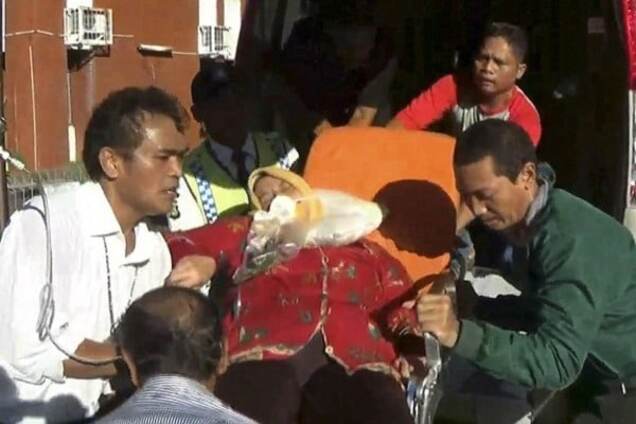 самолет в зоне сильной турбулентности