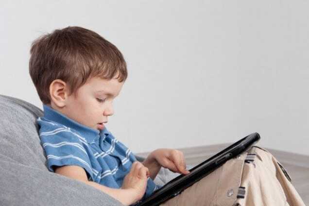 мальчик с планшетом