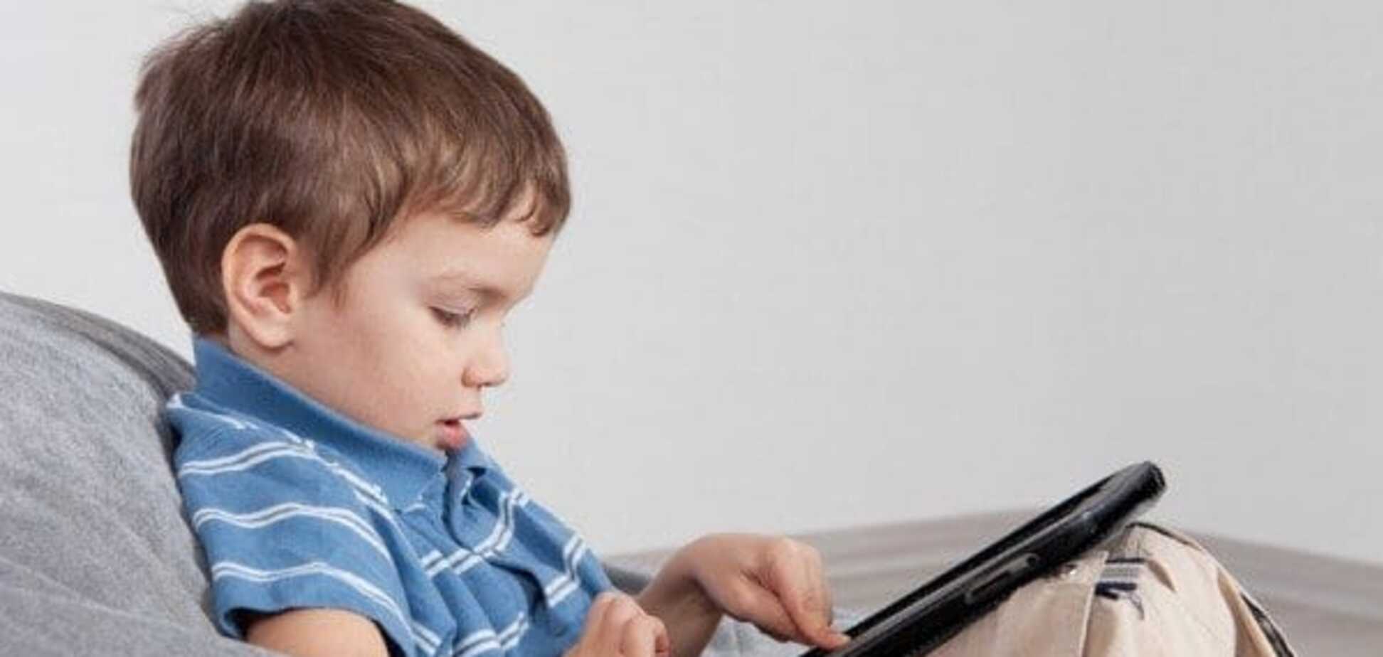 мальчик с планшетом