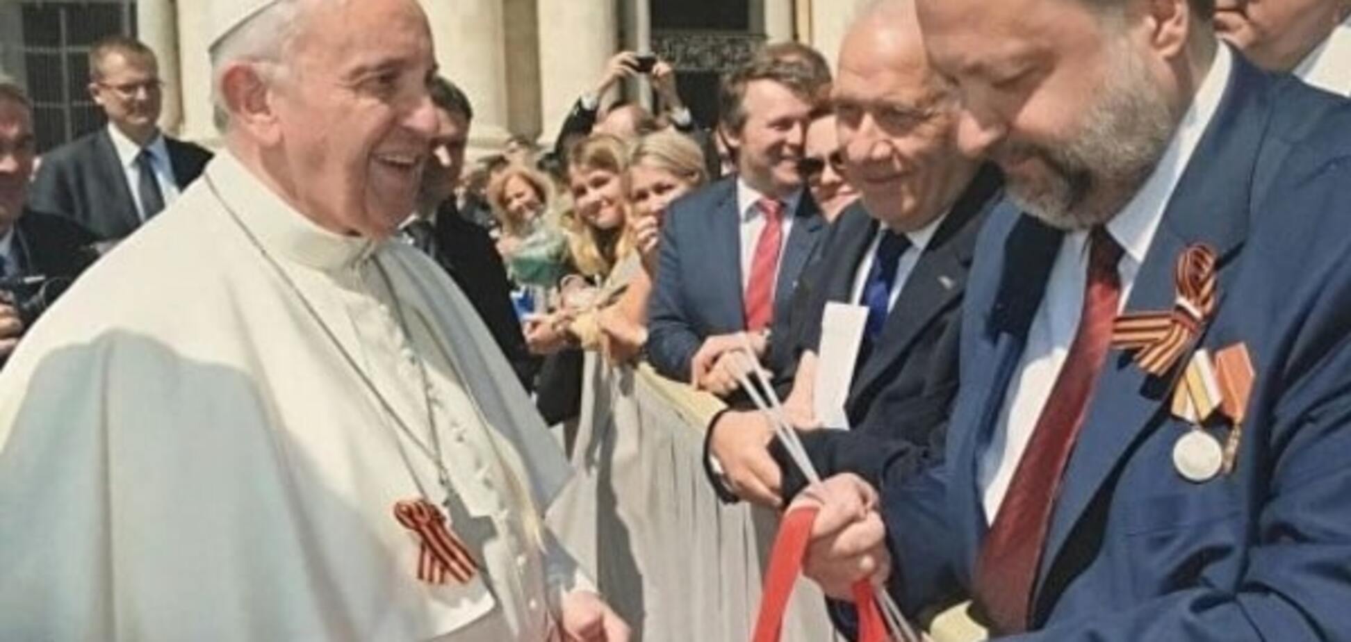 Околорадили: депутат КПРФ подарував Папі Римському георгіївську стрічку