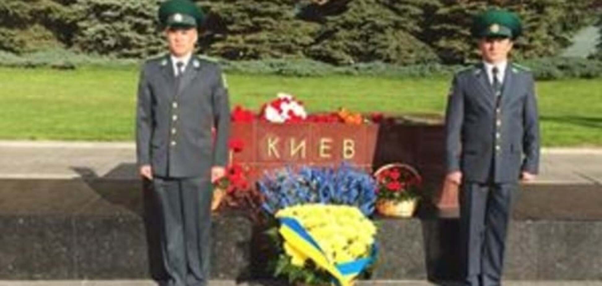 Желто-голубые цветы на Красной площади: посольство Украины исправило 'забывчивость' России