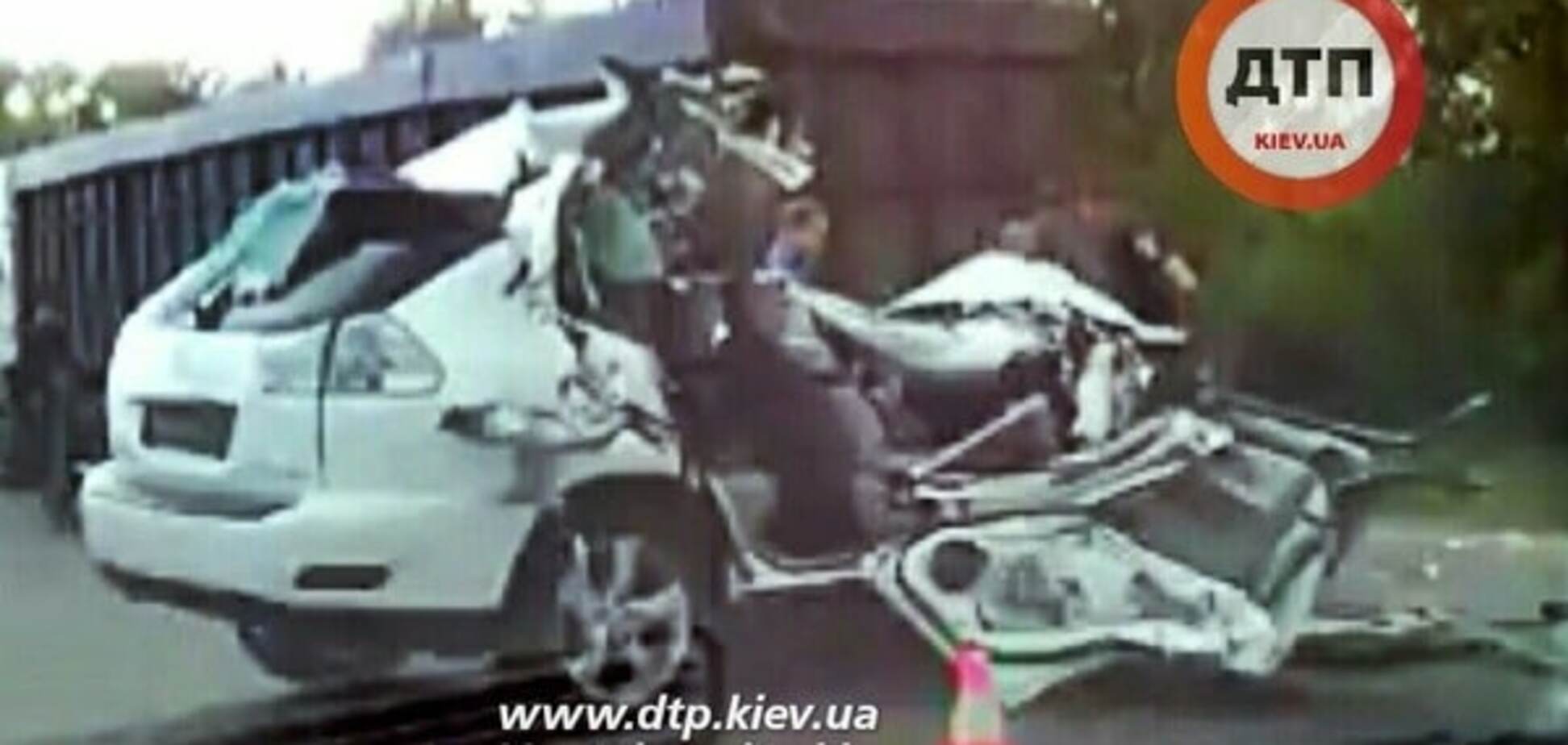 Жахлива ДТП на Одеській трасі: Lexus влетів у вантажівку
