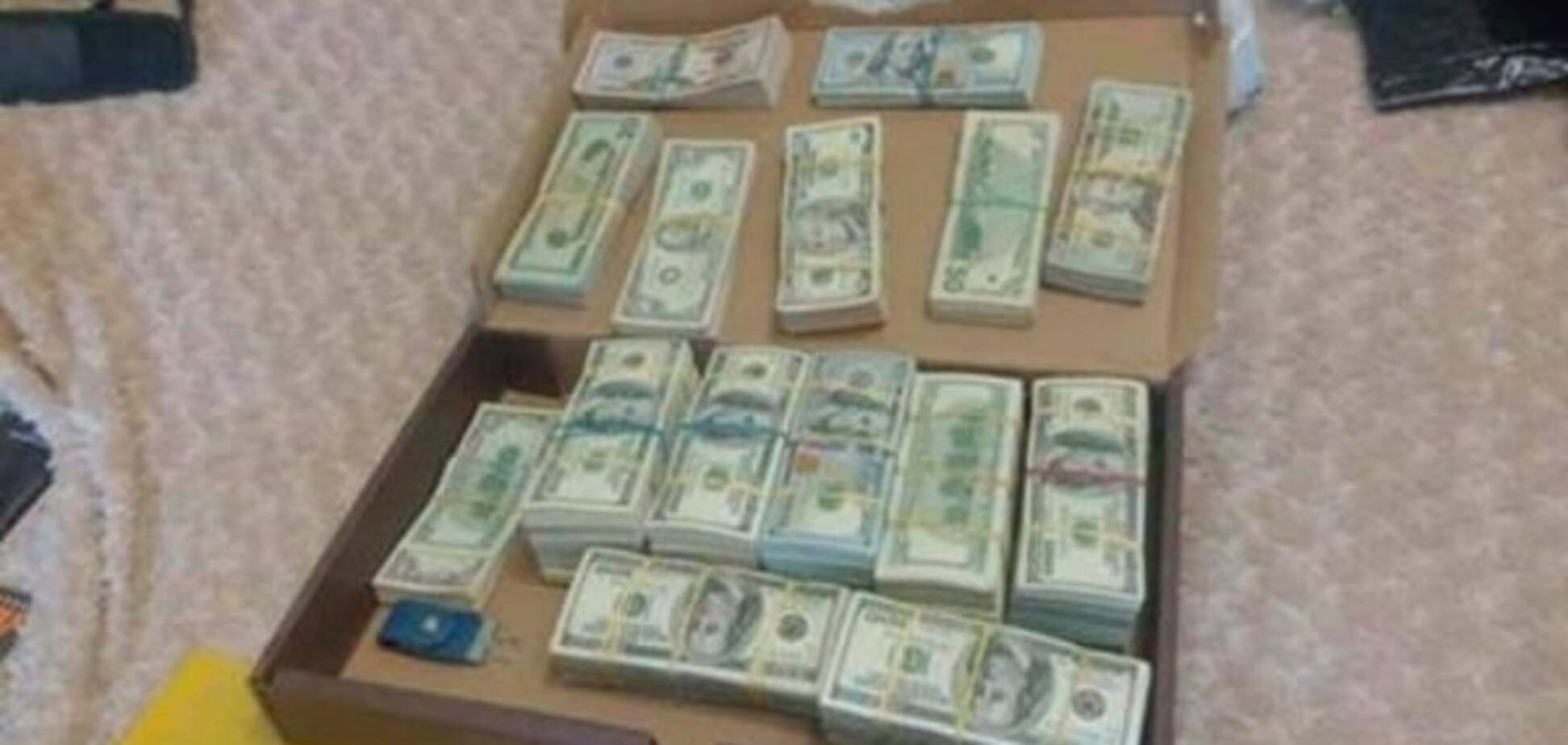 Зброя, гранати і 20 млн готівкою: податківці провели обшуки київських банкірів