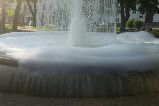 У Києві жартівники налили у фонтан 'піну': фотофакт