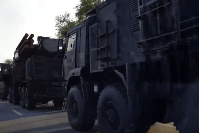 'Пи**расы к параду готовятся, а народ страдает': под Ростовом заметили колонну военной техники