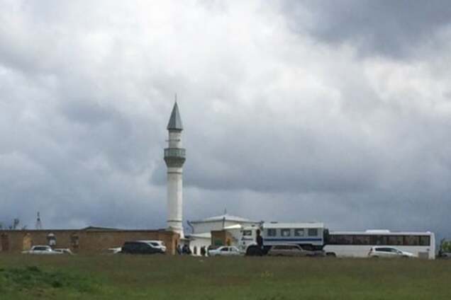 Обыски в Крыму: ОМОН насильно увез из мечети более сотни мусульман. Фотофакт