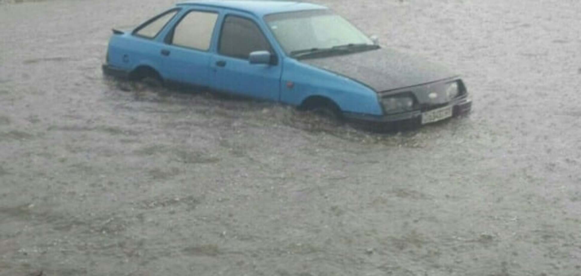 Машини 'пливуть' містом: з'явилися фото затопленого зливою центру Запоріжжя