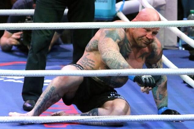 Легендарний американський боєць, який отримав громадянство Росії, програв бій за 30 секунд