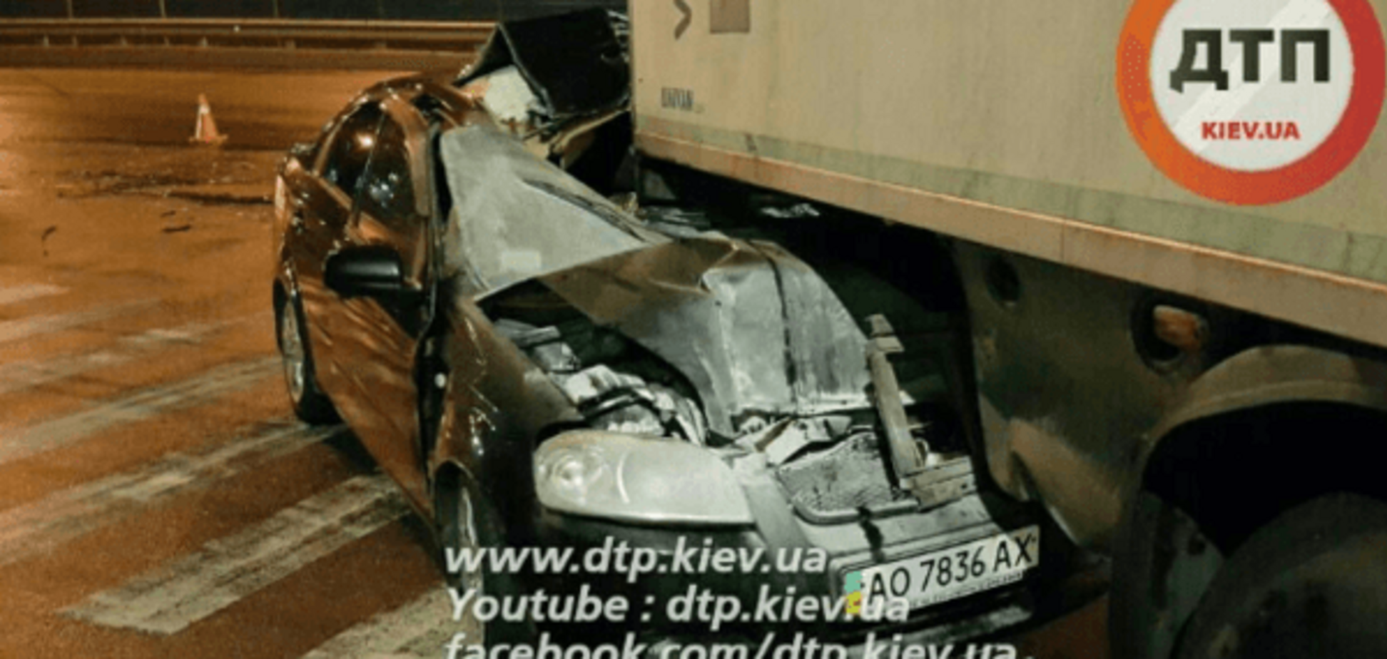 У Києві неповнолітній водій врізався у вантажівку