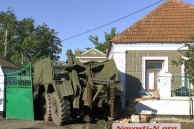 На полной скорости: в Николаеве пьяные военные на 'Урале' влетели в жилой дом. Опубликованы фото и видео
