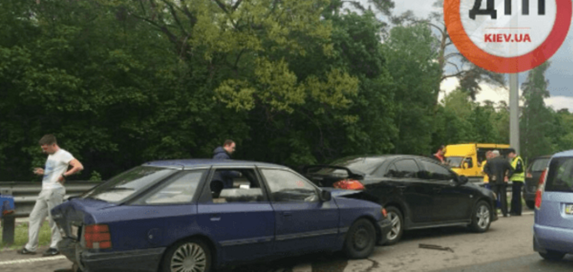 Масштабна ДТП у Києві: зіткнулися 8 авто, пасажирка отримала серйозні травми