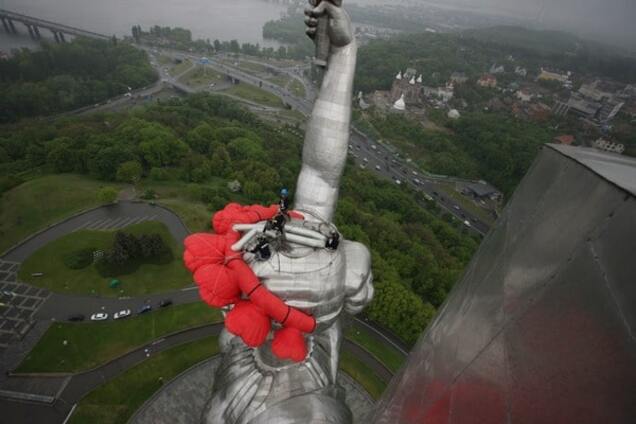 На Родину-мать в Киеве надели роскошный маковый венок. Фоторепортаж