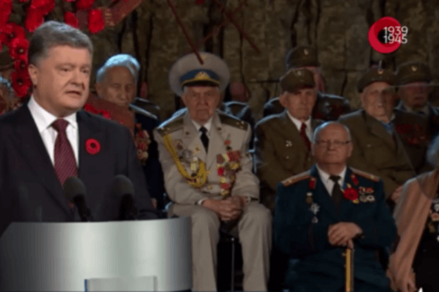 'Україна знову дає відсіч': Порошенко взяв участь в акції 'Перша хвилина миру'