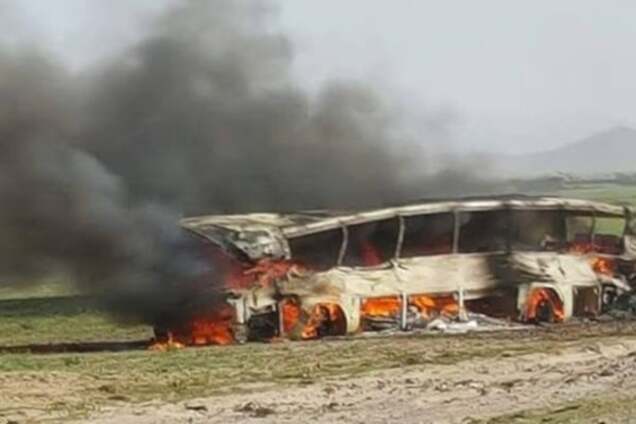В Афганистане столкнулись два автобуса и бензовоз: погибли 73 человека. Опубликованы фото