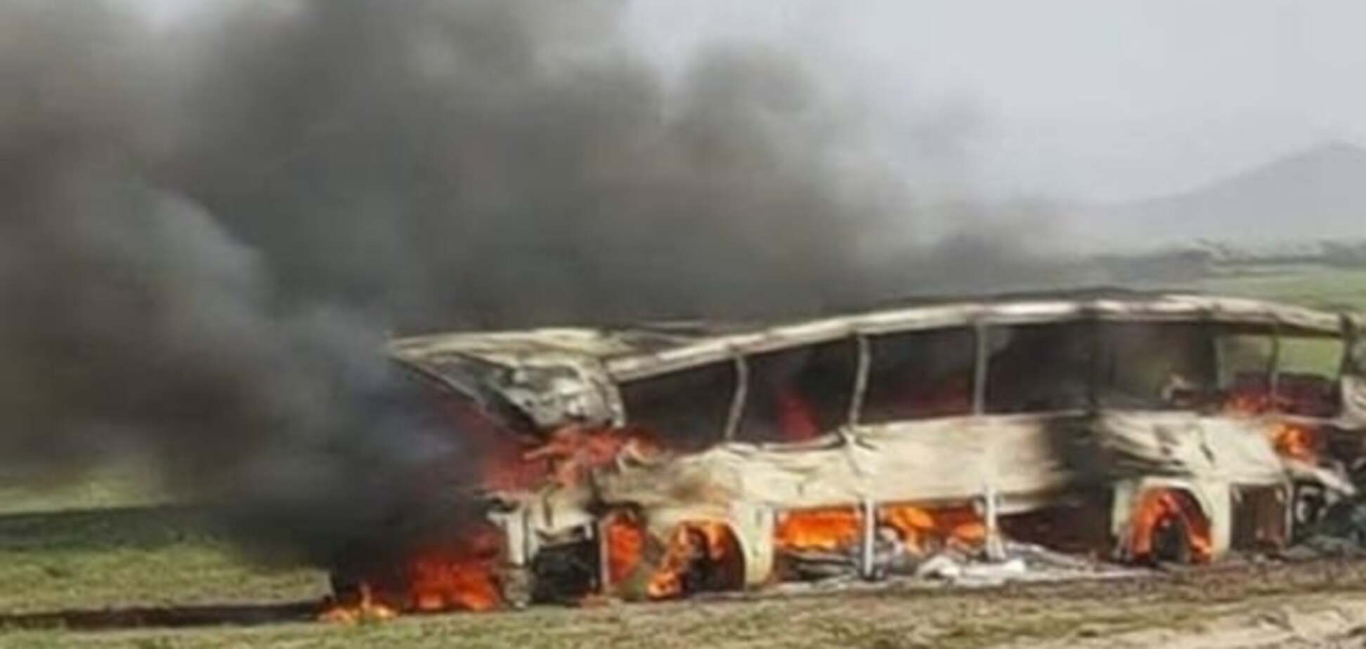 В Афганистане столкнулись два автобуса и бензовоз: погибли 73 человека. Опубликованы фото
