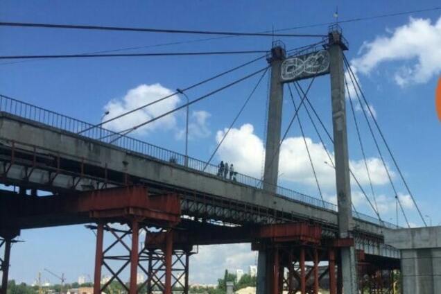 В Киеве парень упал с моста-недостроя на бетон. Опубликованы фото 18+