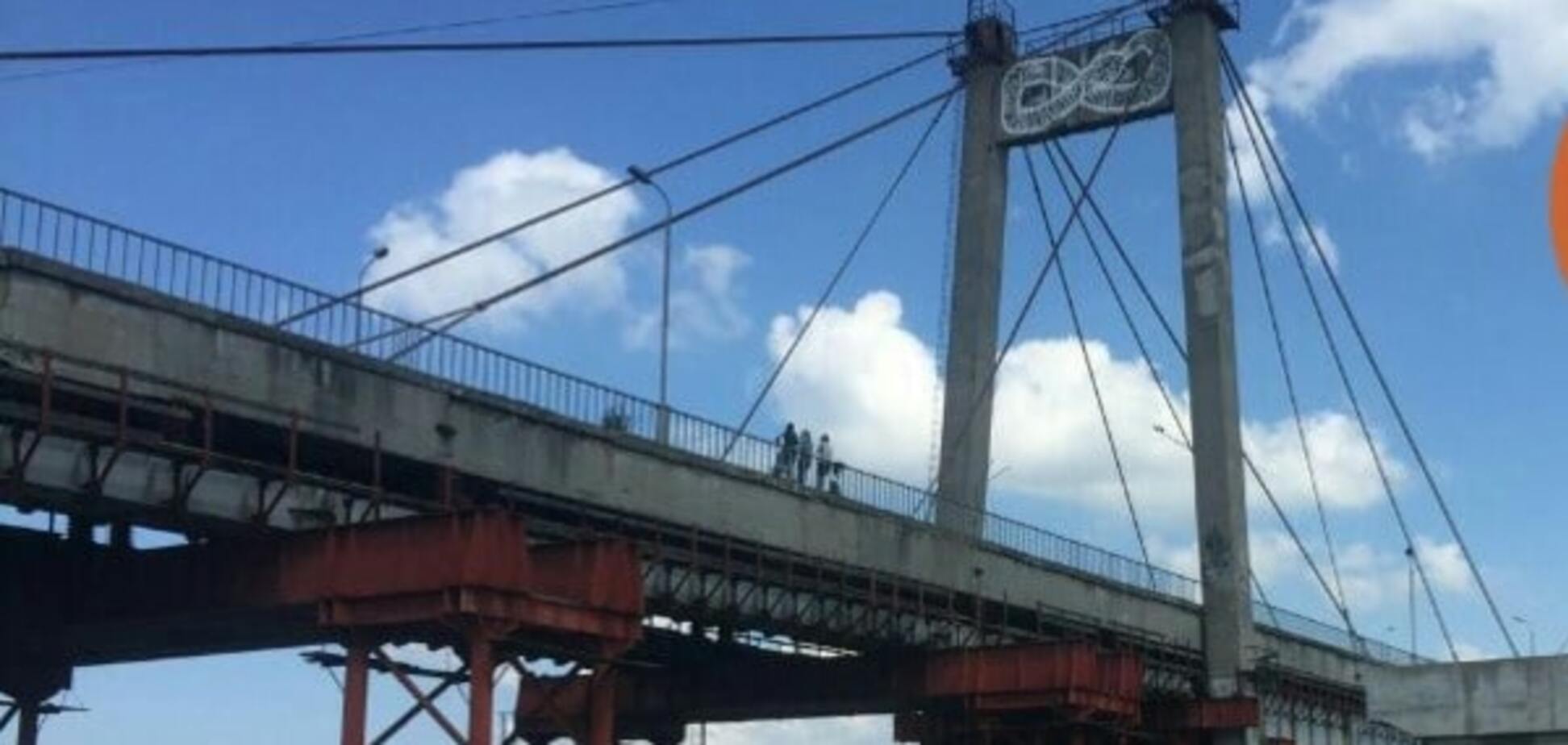 В Киеве парень упал с моста-недостроя на бетон. Опубликованы фото 18+