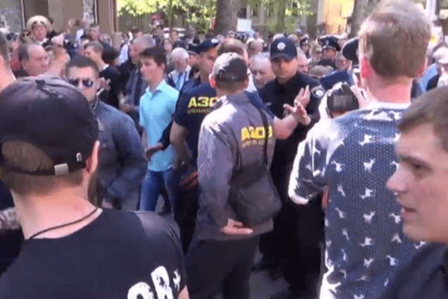 У Миколаєві на День Перемоги побилися комуністи, 'азовці' і поліція