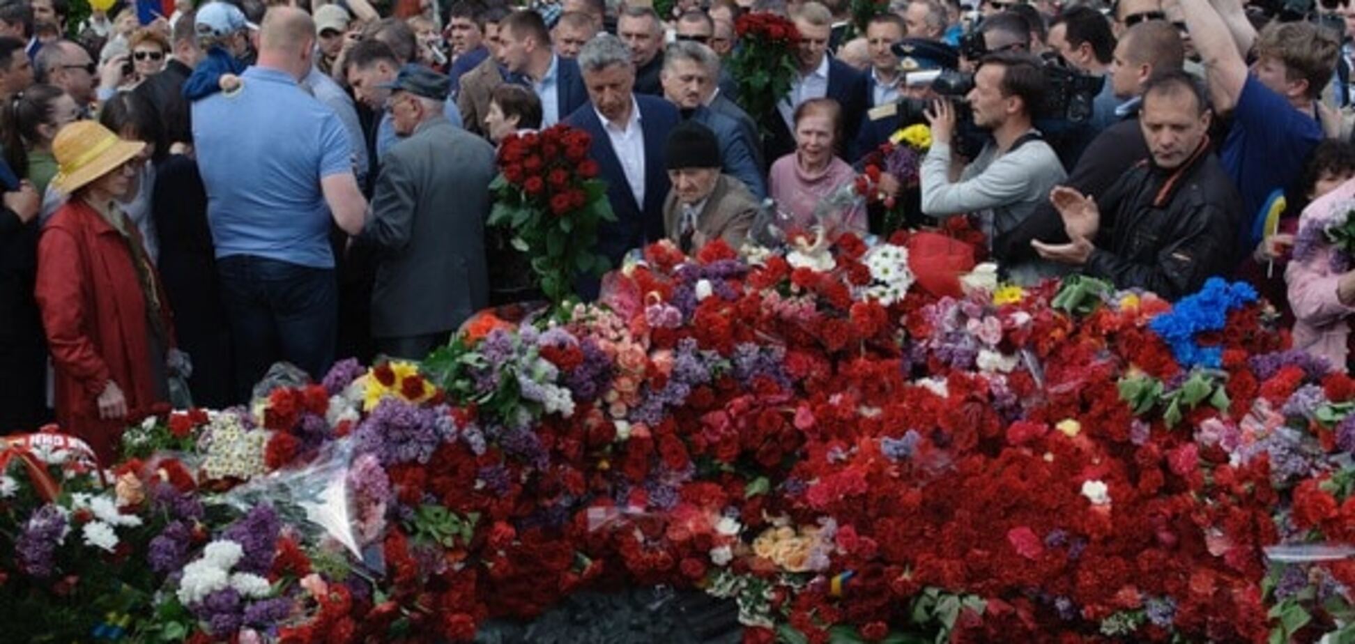 Депутаты 'Оппозиционного блока' возложили цветы к Вечному огню
