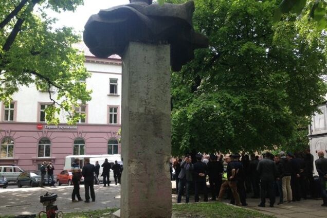 Столкновения во Львове: активисты пытались снести памятник советскому писателю. Опубликованы фото и видео