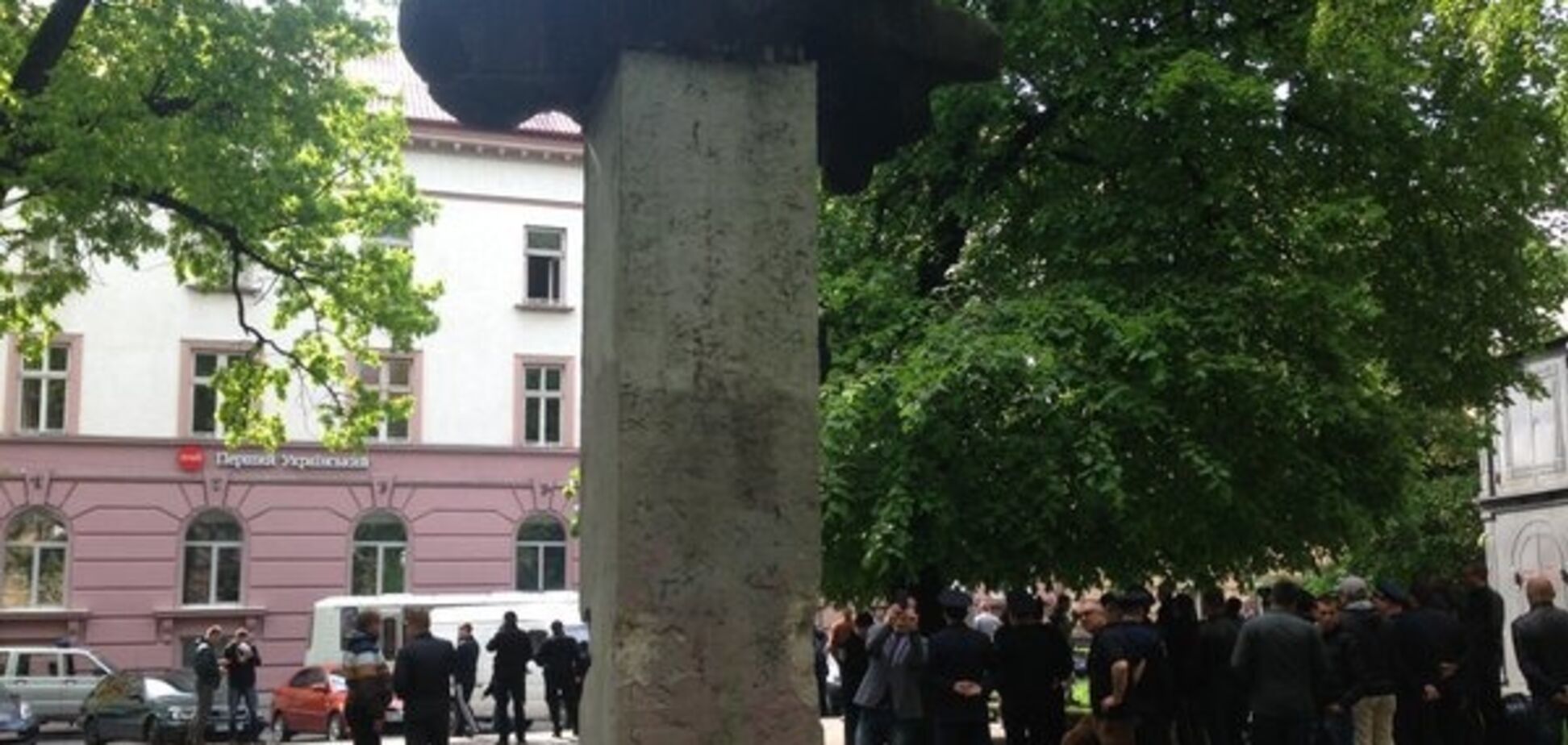 Столкновения во Львове: активисты пытались снести памятник советскому писателю. Опубликованы фото и видео