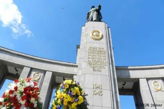 'Ночные волки', 'Бессмертный полк' и украинская молитва: как отметили 9 мая в Берлине