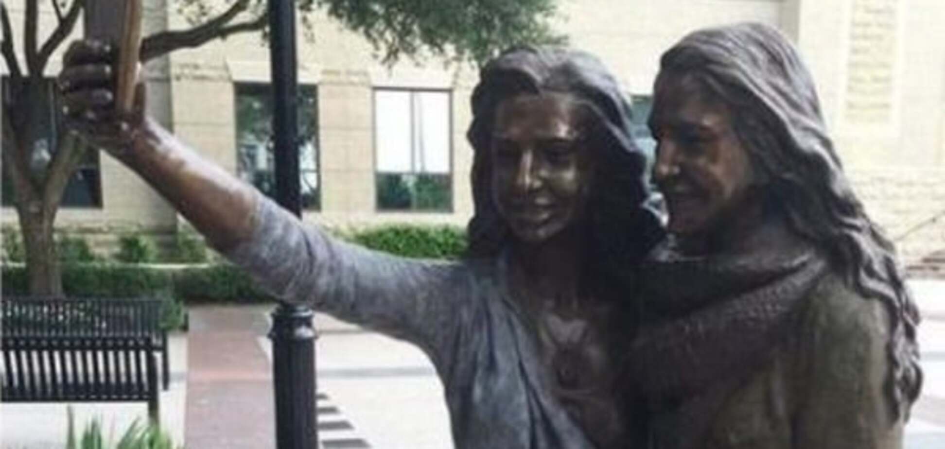 Новая достопримечательность: в США появился первый памятник селфи