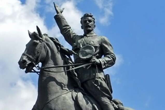 памятник Щорсу