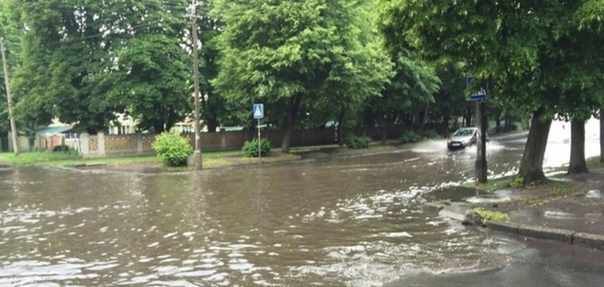 Підтоплені вулиці і затори: як виглядає Рівне після зливи