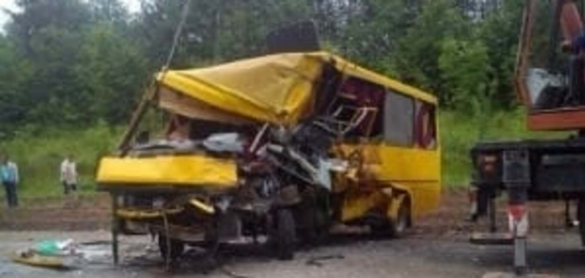 На Тернопільщині вантажівка не розминулася з автобусом, є загиблі. Фото