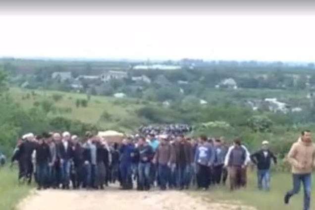 На похороны зверски убитой крымской татарки пришли тысячи людей: видеофакт