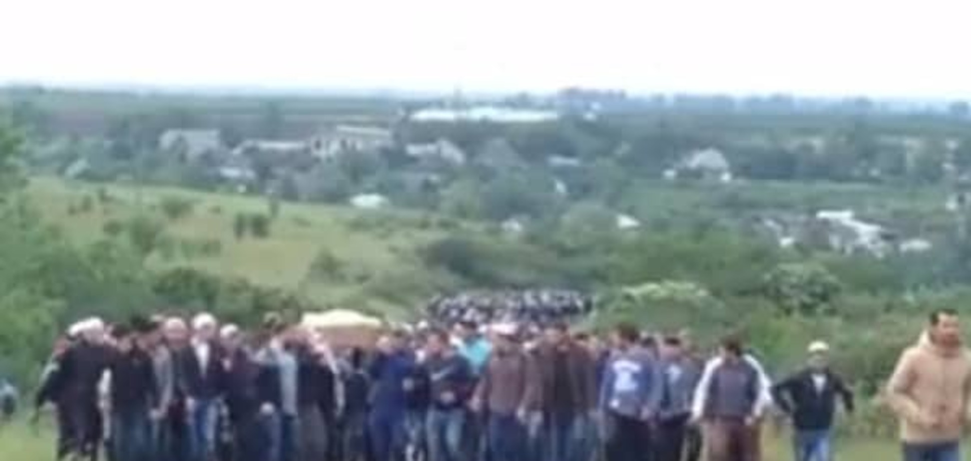 На похороны зверски убитой крымской татарки пришли тысячи людей: видеофакт