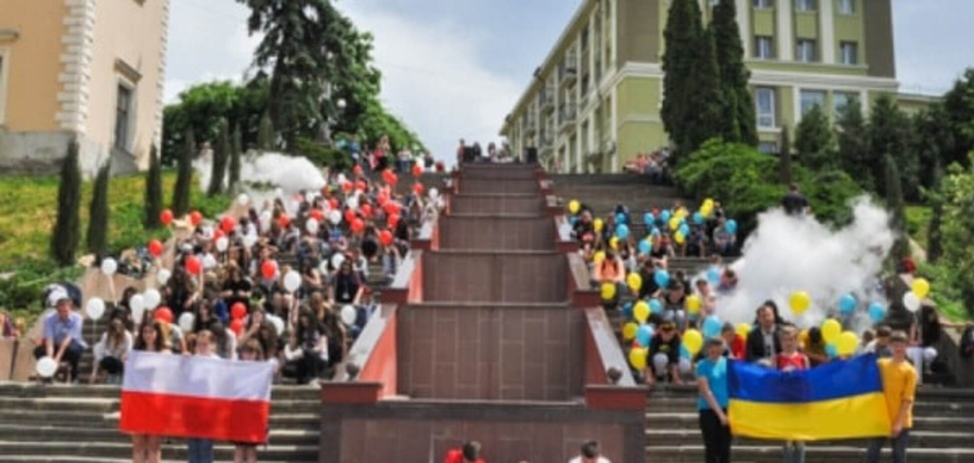 Ні війні: у Тернополі діти з України та Польщі провели флешмоб за мир