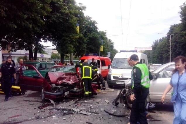 Ужасное ДТП в Харькове: столкнулось три авто, одного из водителей пришлось вырезать. Фото