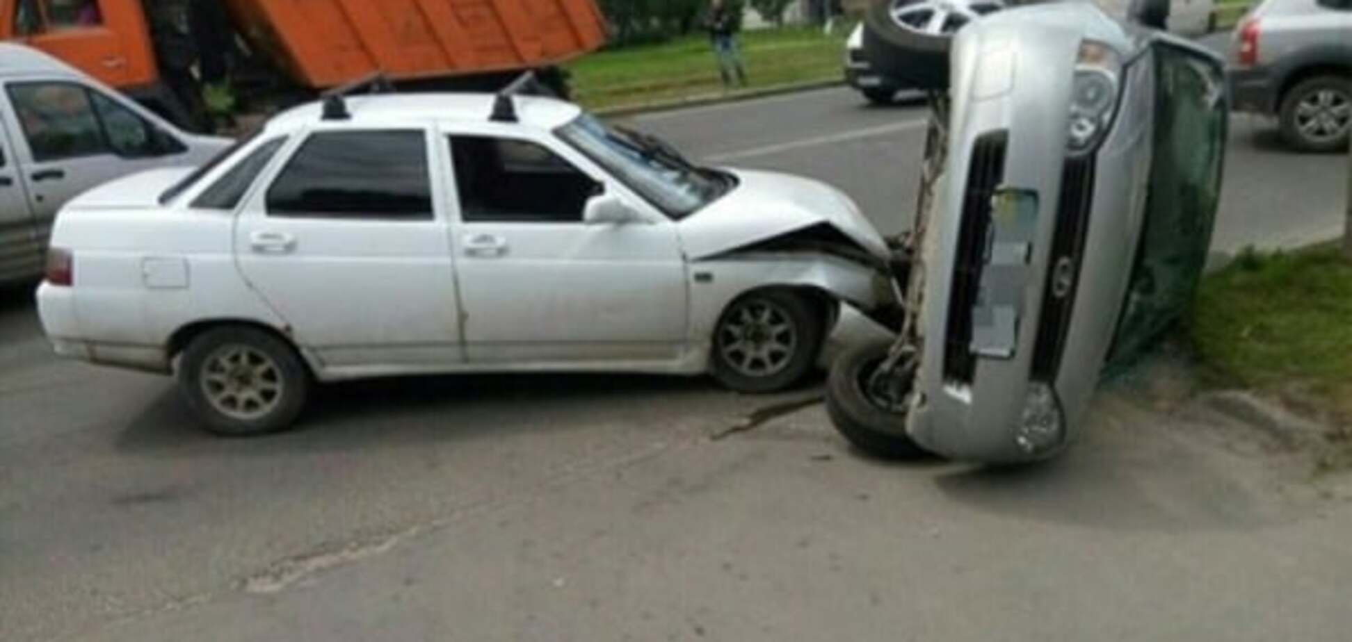'Россияне' не поделили дорогу: в Харькове 'Lada' врезалась в 'десятку' и перевернулась. Фото