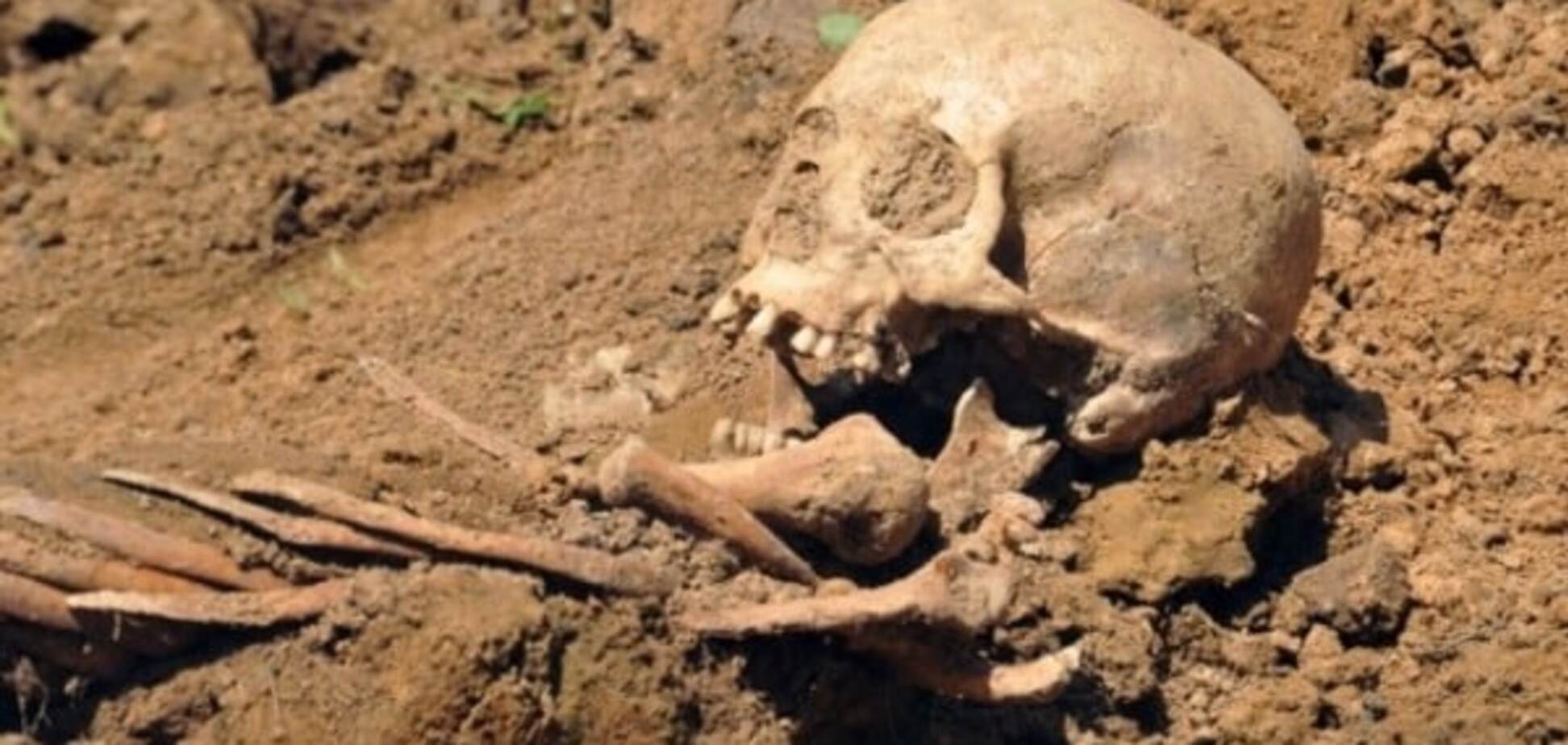 Моторошна знахідка: волинянин викопав у себе на подвір'ї людський скелет