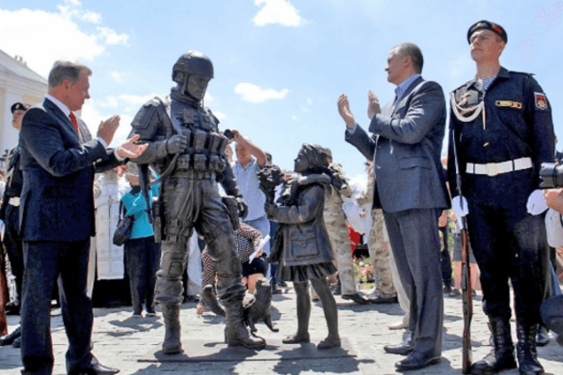 'Церетели наваяло': в сети высмеяли нелепый памятник оккупантам в Крыму. Фотофакт