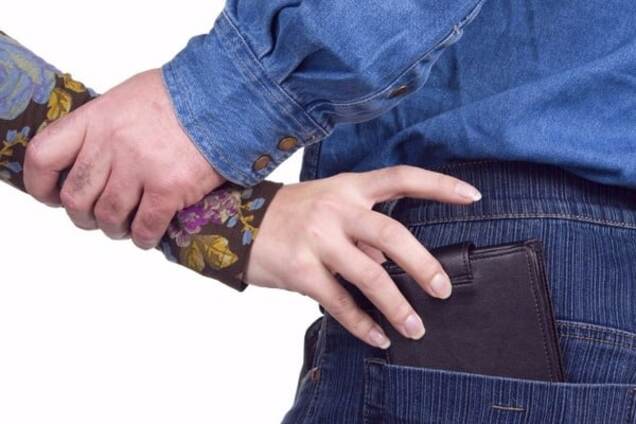 У київському метро спіймали 19-річну злодійку