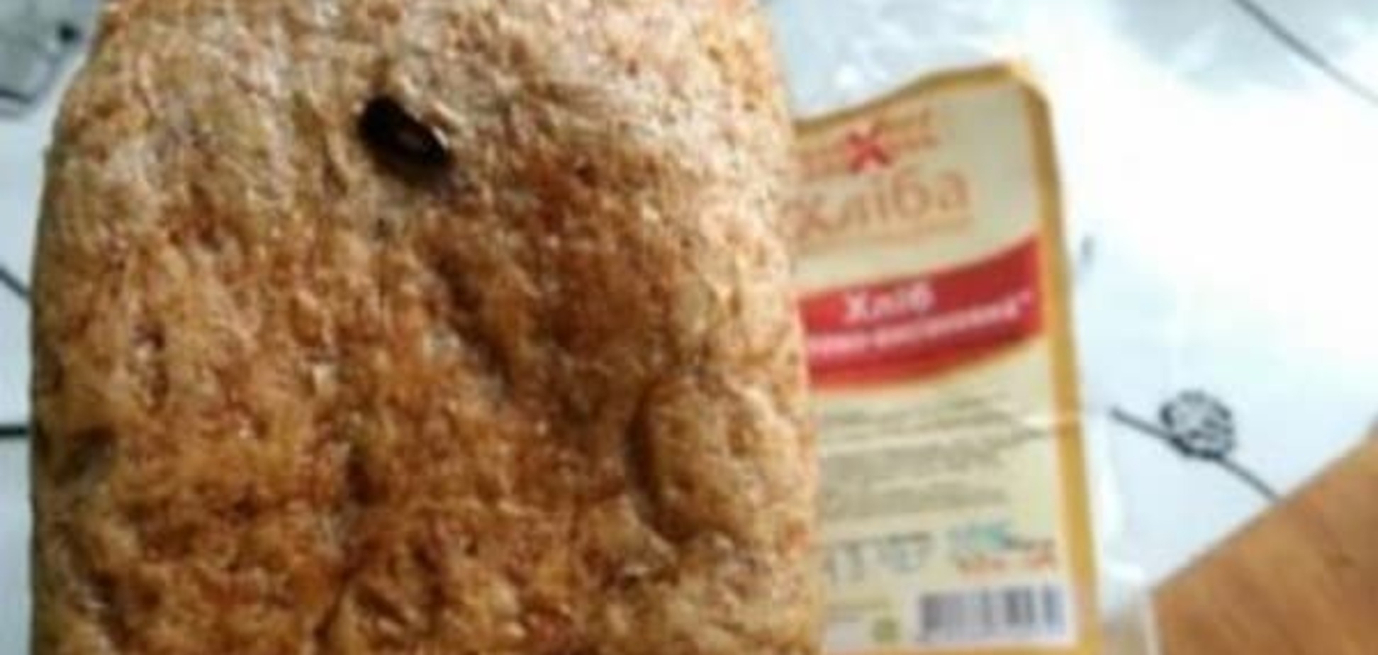 'М’ясний' сюрприз: у Херсоні продають хліб з тарганами. Фото