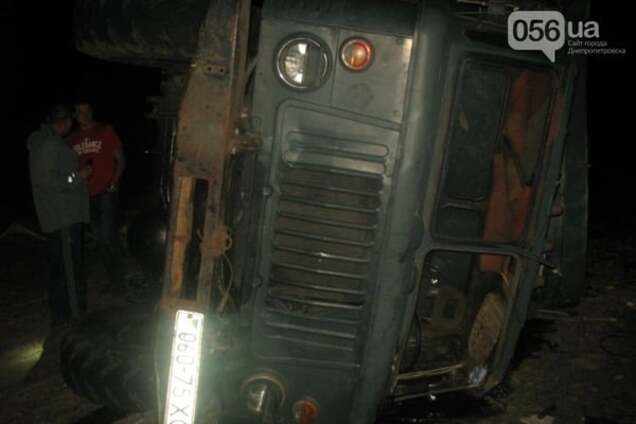 В Днепре на Криворожской трассе перевернулся грузовик. Фото