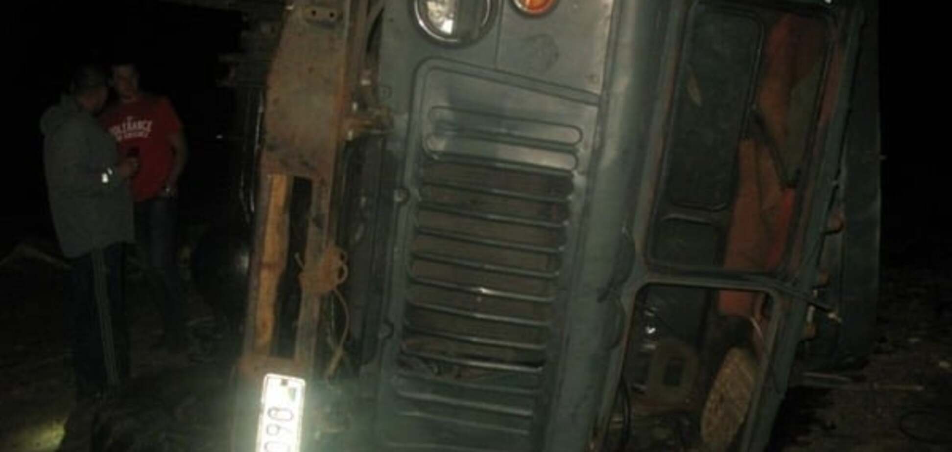 В Днепре на Криворожской трассе перевернулся грузовик. Фото