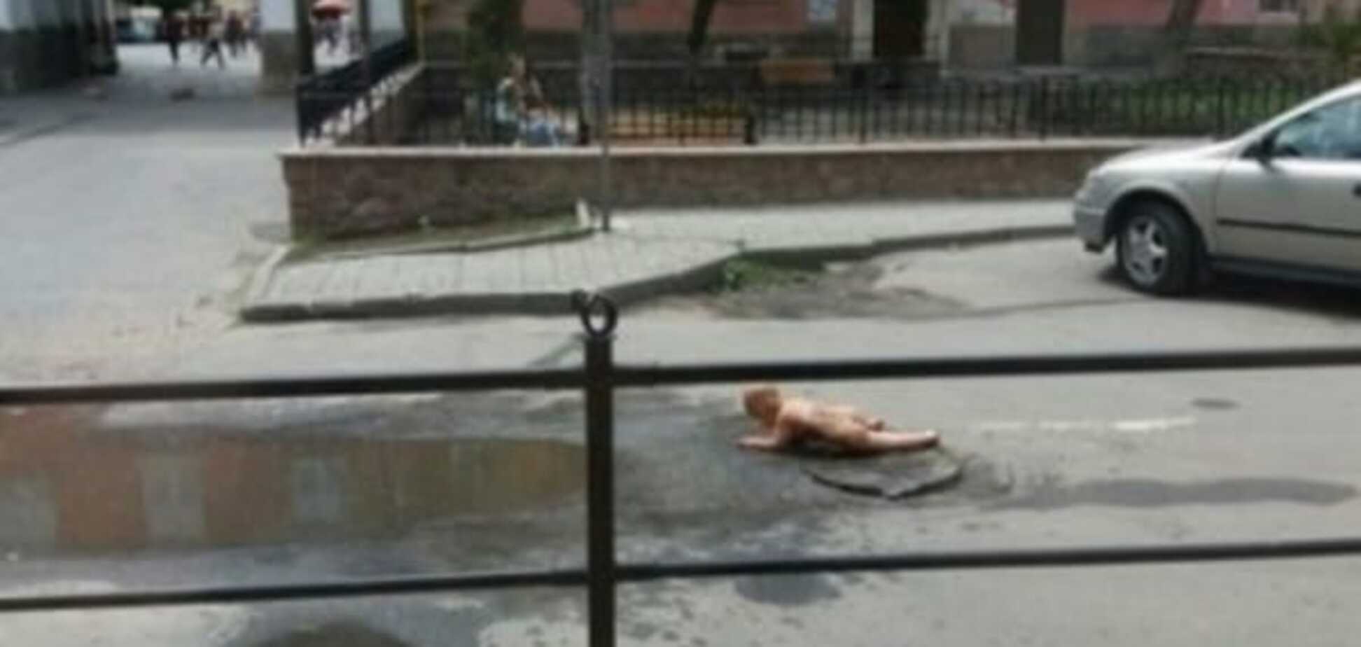 'Досліджує світ': батько пояснив, чому малолітній син повзав голим по дорозі. Фото