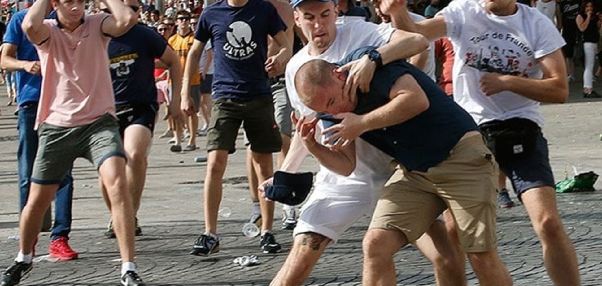 Футбольные хулиганы прилетели во Францию 'чартером Путина'