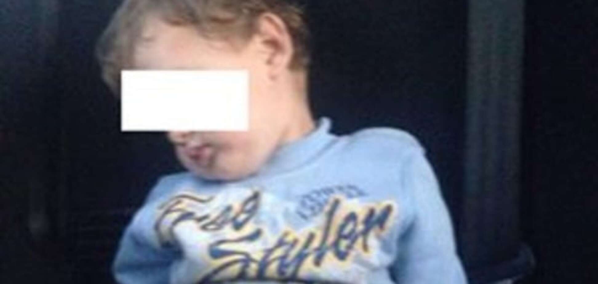 Неблагополучна матір: у Луцьку 2-річний хлопчик ночував у під’їзді. Фото