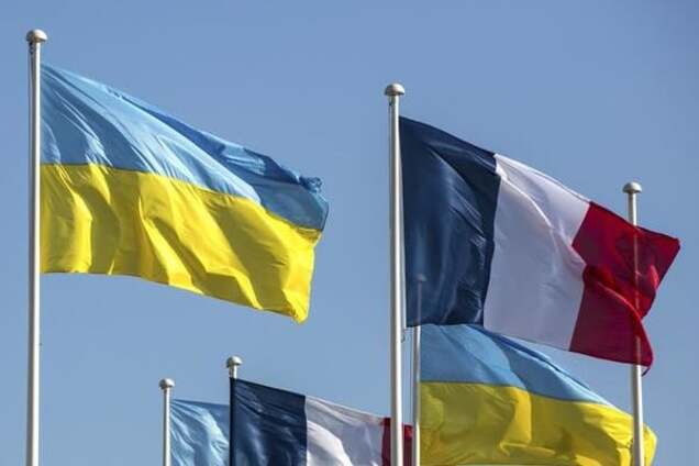 Флаги Украины и Франции