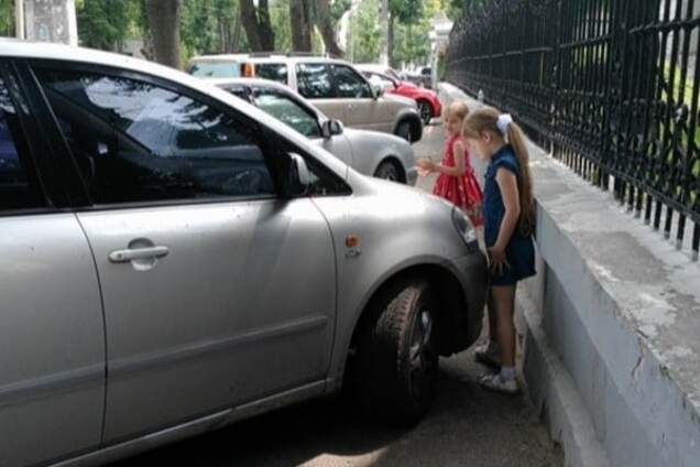 Герои парковки: в Одессе начали борьбу с автохамами. Фоторепортаж